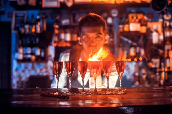 Barman creates a cocktail on the pothouse — Stock Photo, Image