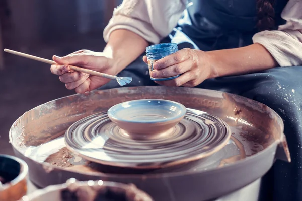Создание банки или вазы. Мастер Крок. Делаю глиняный кувшин. Скульптор в мастерской делает кувшин из глиняной посуды крупным планом. Колесо гончаров. Концепция керамики. — стоковое фото