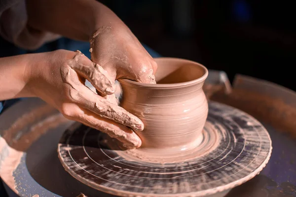 Potters wheel and the hands of an artisan. Close-up. — Stock Photo, Image