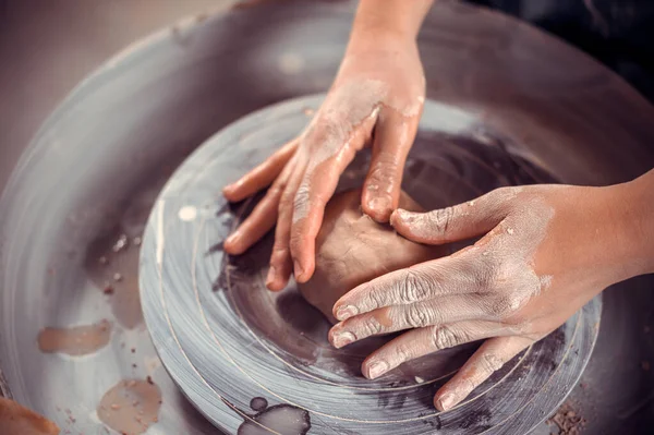 Ceramiche maestro mostra come lavorare con argilla e ceramica ruota. Produzione artigianale. Primo piano. — Foto Stock