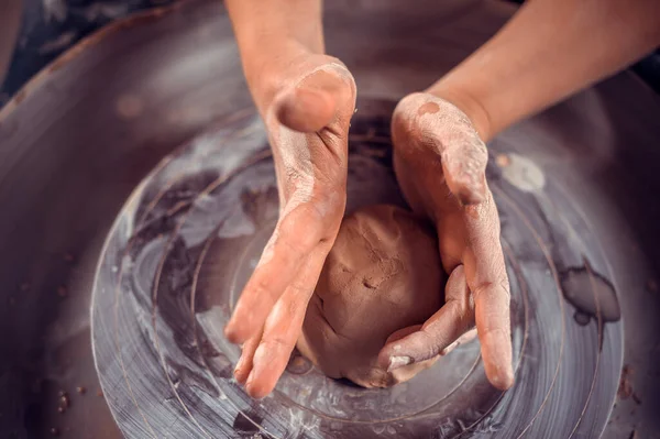 Classe di padrone su modellazione di argilla su una ruota di vasai Nel laboratorio di ceramica — Foto Stock
