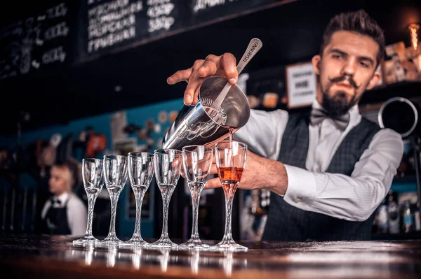 Bartendern blandar en cocktail i porterhuset — Stockfoto
