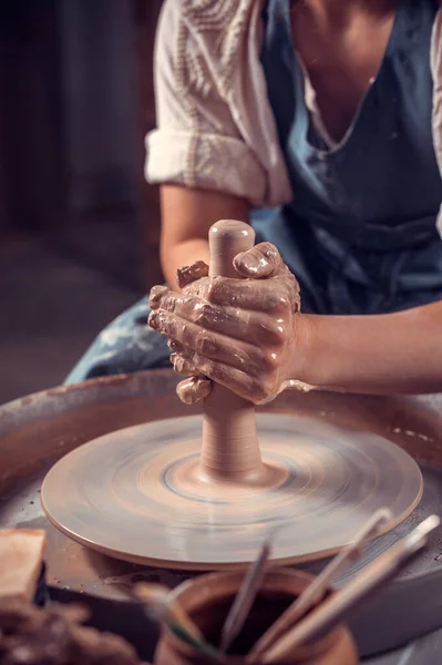 The hands of the master who makes the jug. Close-up. — Stock Photo, Image