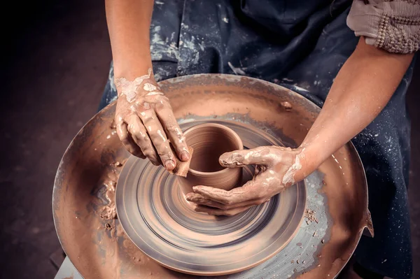 Mani di artigianato-artista fare mestiere, ceramica, scultore da argilla fresca bagnata sulla ruota ceramica, Modellazione di ceramiche sulla ruota vasai — Foto Stock
