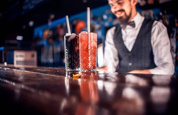 Εστιασμένη barman εκπλήξεις με τους επισκέπτες μπαρ δεξιοτήτων του στο μπαρ — Φωτογραφία Αρχείου