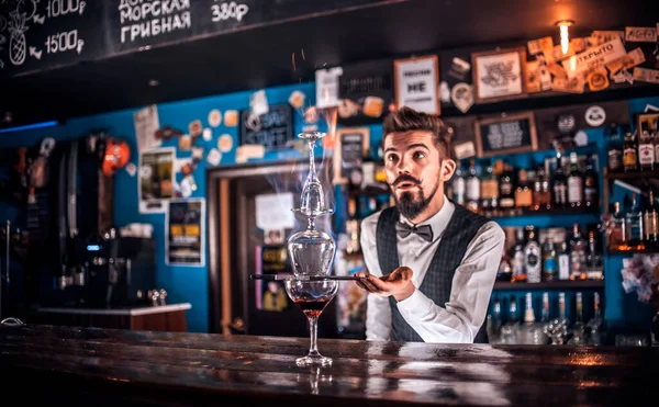 Barman gör en cocktail i brasseriet — Stockfoto