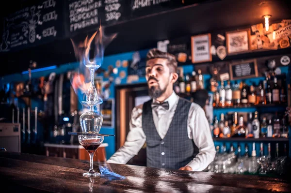 Barman skapar en cocktail på taproomet — Stockfoto