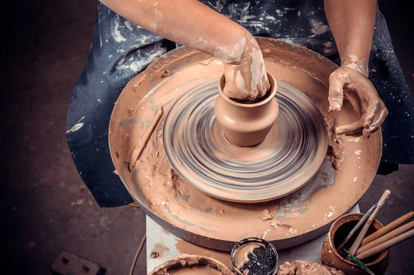 Il padrone di donna giovane lavora con argilla su una ruota di vasai. Preparare piatti in ceramica. Primo piano. — Foto Stock