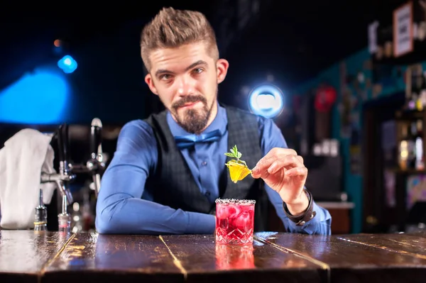 Bartendern skapar en cocktail på ölstugan — Stockfoto