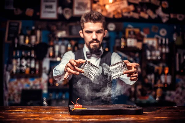 Barman namíchá koktejl na podprsenku — Stock fotografie