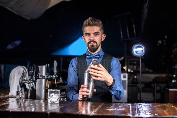 Professionell tapster häller upp en drink på nattklubben — Stockfoto