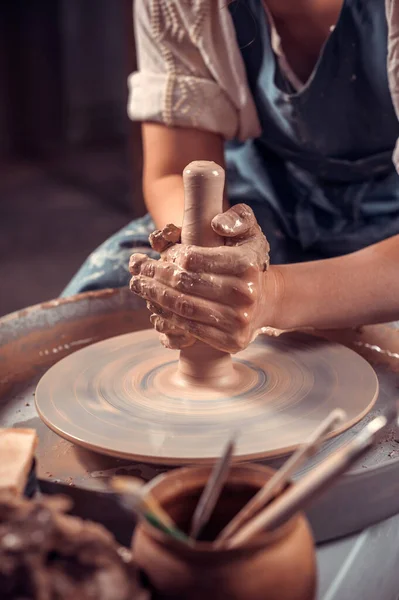 Hände des Töpfermeisters und Vase aus Ton auf der Töpferscheibe aus nächster Nähe. Meistergeschirr. Verdrehte Töpferscheibe. — Stockfoto