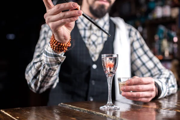 Barman makes a cocktail at the brasserie — Stock Photo, Image