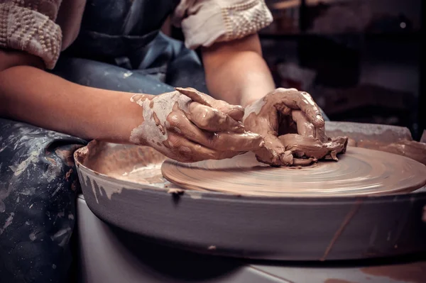 Процесс приготовления глиняного горшка на гончарном круге. Крупный план. — стоковое фото