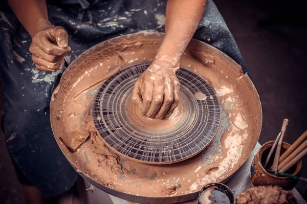 Menina artesanal esculpe de barro. O conceito de criatividade artesanal. Close-up. — Fotografia de Stock