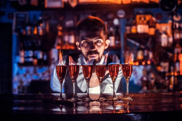 Zaměřený mixolog demonstruje proces výroby koktejlu v koktejlových barech — Stock fotografie