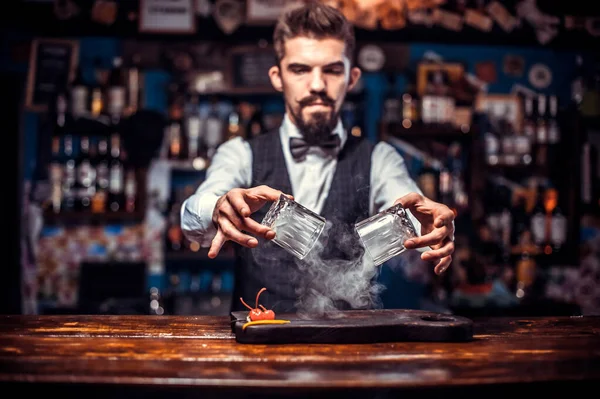 Barman skapar en cocktail i salongen — Stockfoto