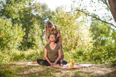 Proffesional masöz ormanda mükemmel bir masaj yapar..
