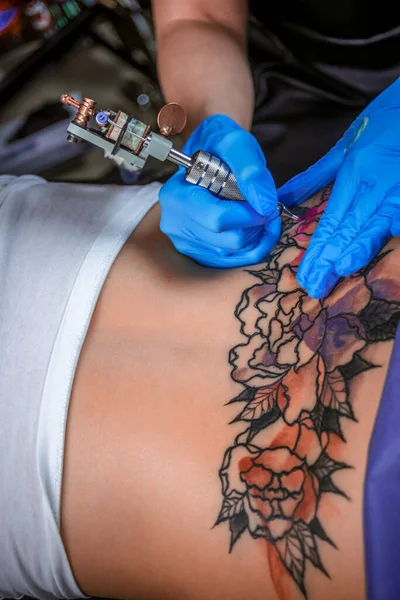 Tattoo specialist at work in tattoo studio — Stock Photo, Image