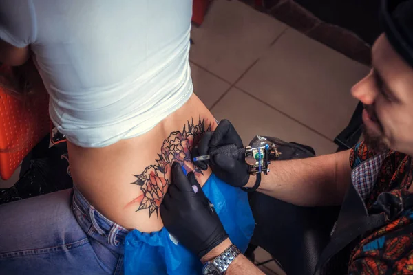 Professional tattoo artist at work in tattoo studio — Stock Photo, Image