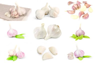 Beyaz arka planda izole edilmiş bir grup sarımsak