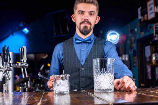 Bartendern skapar en cocktail på taprummet — Stockfoto