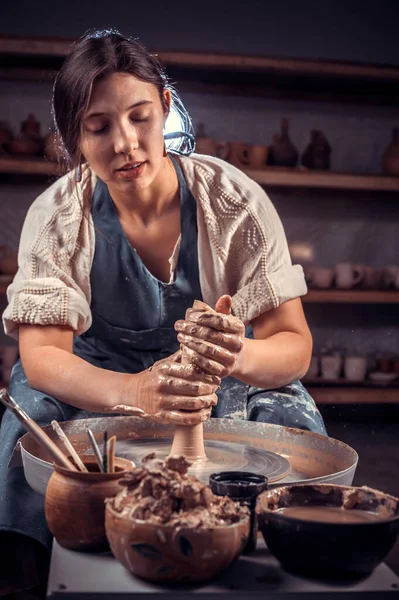 Charming handicraftsman master shows how to work with clay and pottery wheel. Handicraft. — Stock Photo, Image