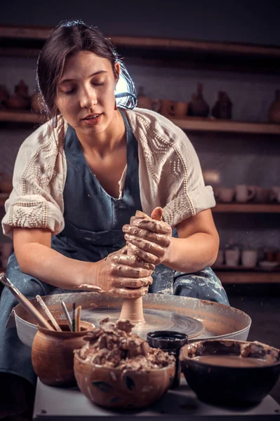 Encantador maestro artesano muestra cómo trabajar con la arcilla y la rueda de cerámica. Artesanía. —  Fotos de Stock