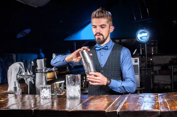 Professionell kvinnlig bartender avslutar intensivt sin skapelse — Stockfoto