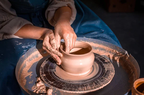 Jongedame genieten van aardewerk kunst en productieproces. Ambachtelijke productie. Close-up. — Stockfoto