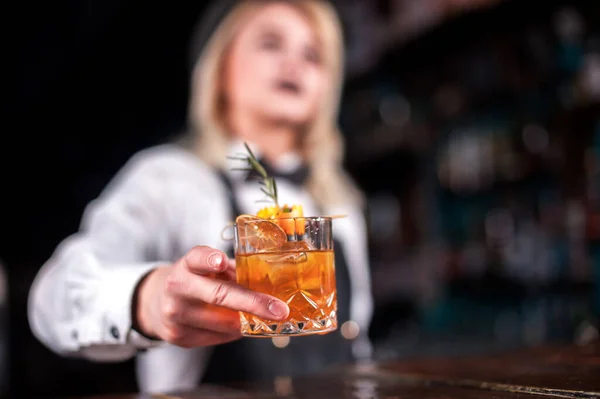 Zaostřená žena barmanka umístí poslední doteky na nápoj — Stock fotografie