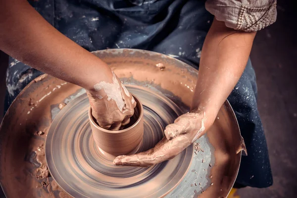 O oleiro trabalha em uma roda de oleiros. Conceito: artesanal, oficina, cerâmica — Fotografia de Stock