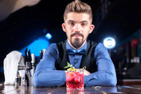 Cantinero enfocado vertiendo bebida alcohólica fresca en los vasos en el club nocturno —  Fotos de Stock