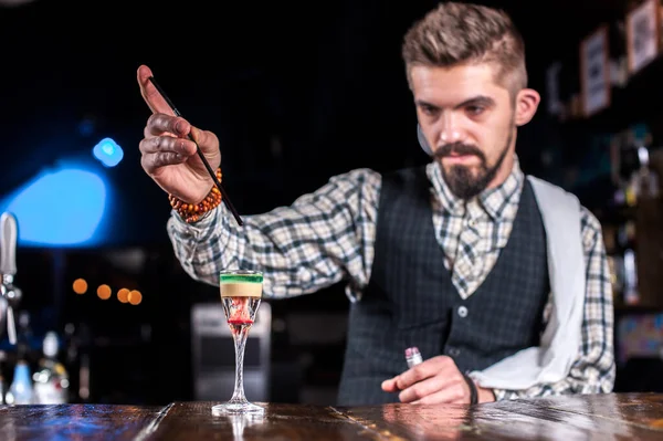 Barman maakt een cocktail in de saloon — Stockfoto