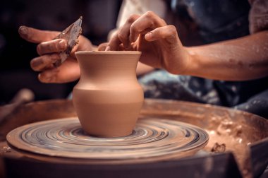 Çömlekçinin elleri kilden demlik yapar