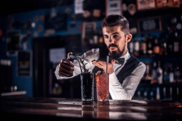 Barman dělá koktejl ve veřejné budově — Stock fotografie
