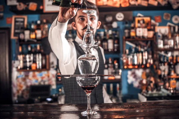 Expert barman mengt een cocktail in pub — Stockfoto