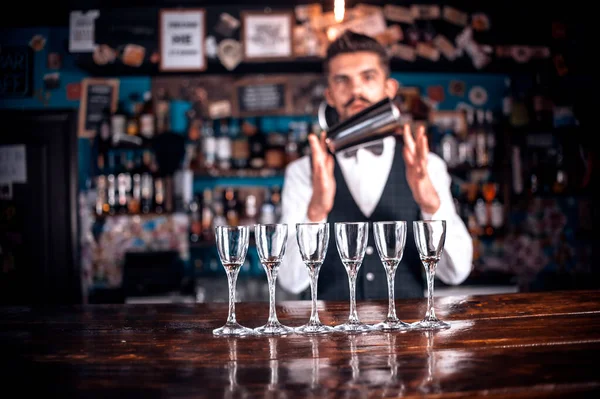 Bartender formulerar en cocktail på porterhouse — Stockfoto