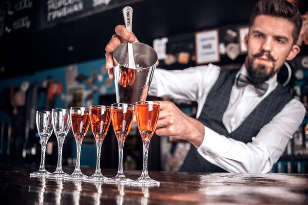 Bartendern gör en cocktail på ölstugan — Stockfoto