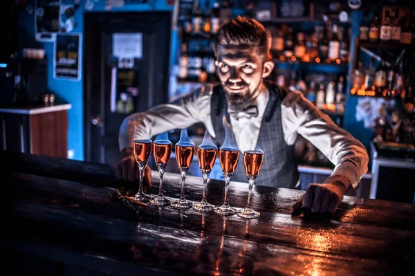 Bartender membuat koktail di alehouse — Stok Foto