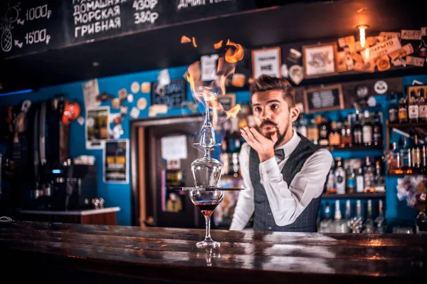 Barman skapar en cocktail i brasseriet — Stockfoto