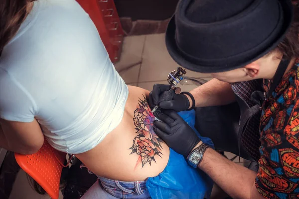 Skin master designar en tatuering tatuering salong — Stockfoto