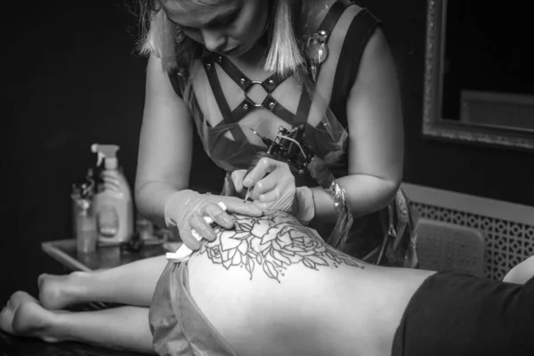 Szakmai tetováló művész létre tetoválás szalonban — Stock Fotó