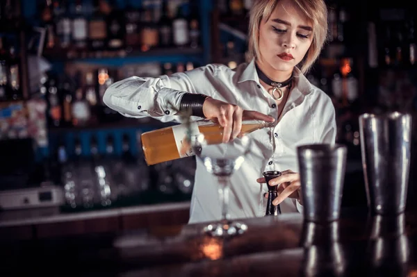 Tapster mulher profissional demonstra suas habilidades profissionais no pub — Fotografia de Stock