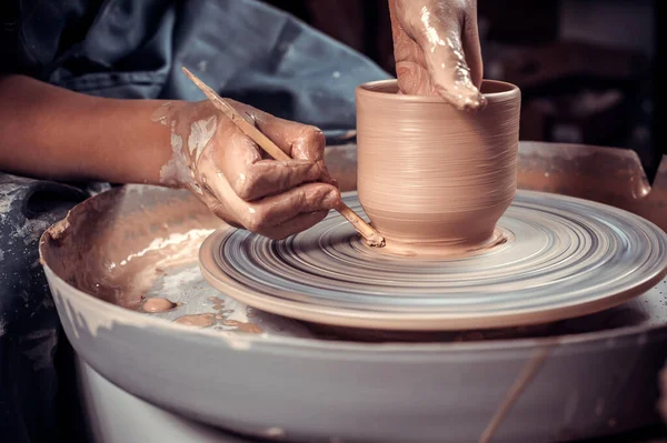 Masterclass over het modelleren van klei op een pottenbakkerswiel In de pottenbakkerij — Stockfoto