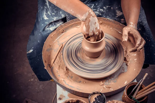 Maestro ceramista disfrutando del arte de la cerámica y el proceso de producción. Artesanía. Primer plano. — Foto de Stock