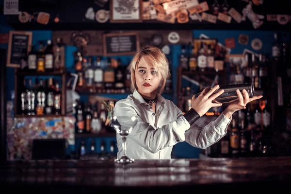 Chica camarera mezcla un cóctel en la cervecería —  Fotos de Stock