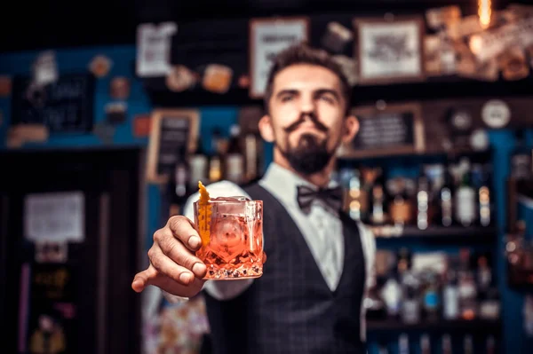 Charismatické barmanské překvapení se svými dovednostmi bar návštěvníci v nočním klubu — Stock fotografie