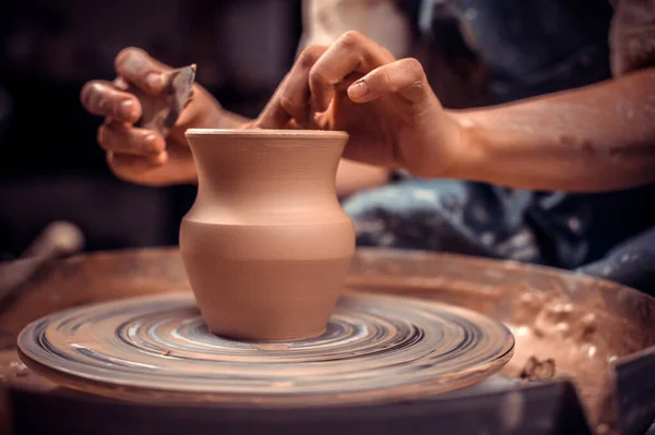 Potters wheel and the hands of an artisan. Close-up. — Stock Photo, Image