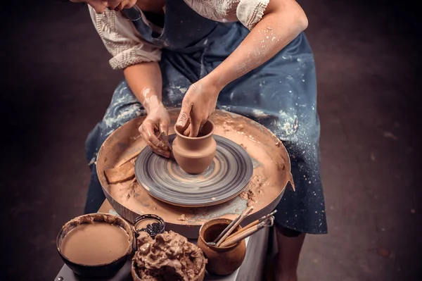 Przetwarzanie wyrobów z gliny i przygotowywanie dań, proces. Ceramika ręczna i ceramika wyrobów ceramicznych na kole garncarskim. — Zdjęcie stockowe